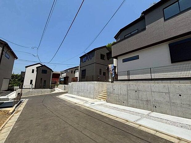【前面道路含む現地写真】【7号棟】整然と区画された開発分譲地内。前面道路も広々としており、車の出し入れやすれ違いもスムーズに行える快適な住環境です。
