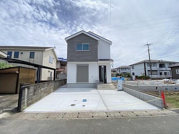 【駐車場】休日にご家族揃ってご見学はいかがでしょうか♪実際の現地を見てみると図面などではわからない、新たな発見もありますのでまずはお気軽にお問い合わせください！