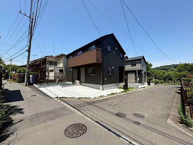 【分譲済街並み写真】２号棟◆角地ならではの採光性と通風性を確保。住まい全体が明るく、心地よい風が通り抜ける快適な住環境です。