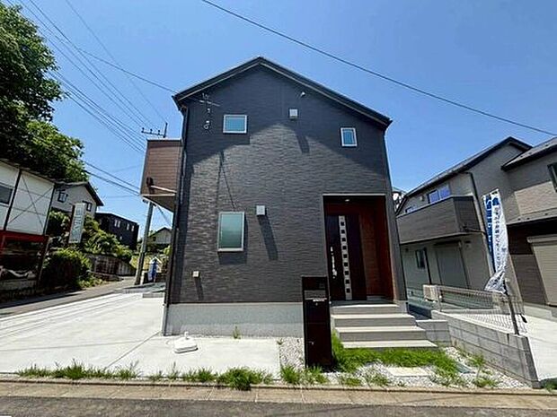 【現地外観写真】２号棟◆駐車スペースやお庭を備えたゆとりのある住まい。ご家族のライフスタイルに寄り添う快適な住環境が整っています。