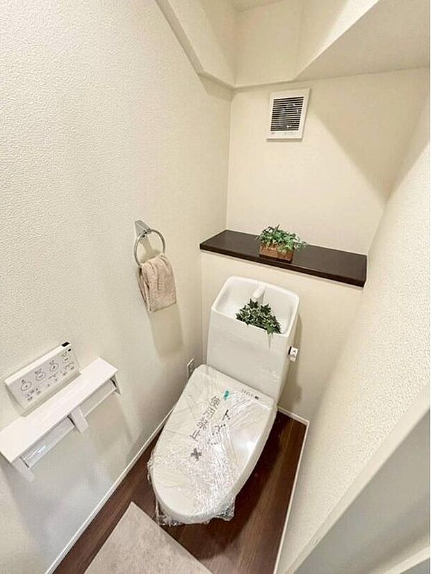 【２号棟トイレ】機能性と快適性を兼ね備えたトイレ空間。清潔感のある落ち着いた雰囲気が魅力です。