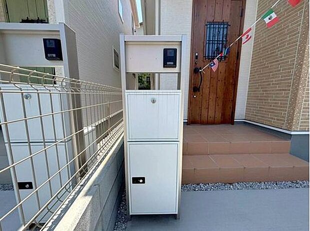 【玄関】【１号棟】不在時でも24時間荷物の受け取りが可能な宅配ボックス。共働きのご家庭やネットショッピングをよく利用する方に嬉しい設備です。