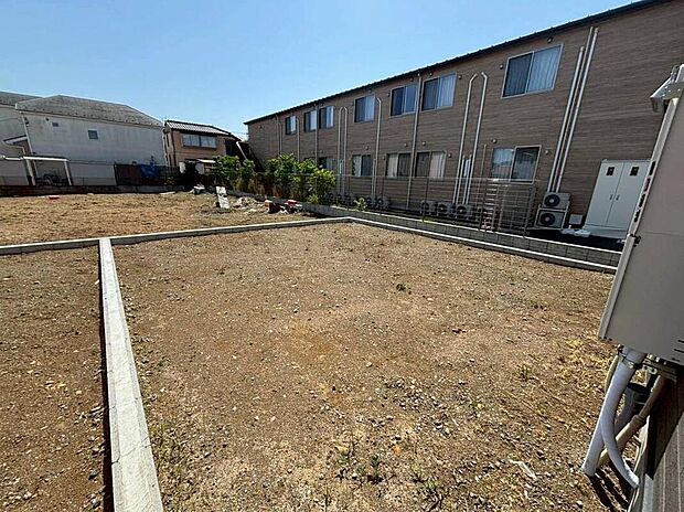 【庭】【2号棟】南向きの庭は日当たりがよくお子様が走り回って遊んだり、ガーデニングをしたり、休日にはBBQをしたりと多岐に渡って楽しめるスペース。毎日の生活に彩りを添える空間です。
