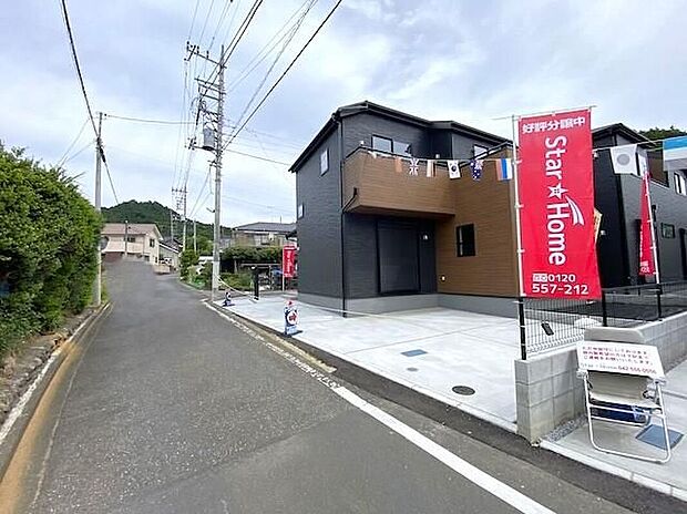 【前面道路含む現地写真】1号棟☆休日にご家族揃ってご見学はいかがでしょうか♪実際の現地を見てみると図面などではわからない、新たな発見もありますのでまずはお気軽にお問い合わせください！