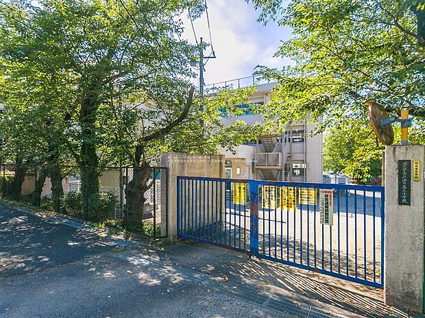 八王子市立由井第三小学校（約500m）