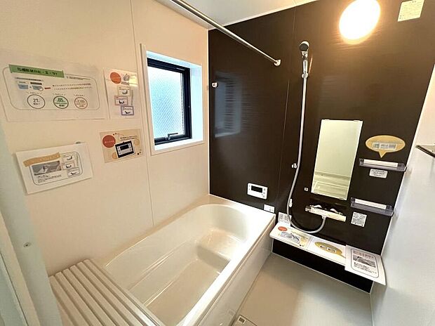 【浴室】足を伸ばして毎日の疲れを癒せる広々1坪タイプです。浴室乾燥機を完備し雨の日のお洗濯も安心です。