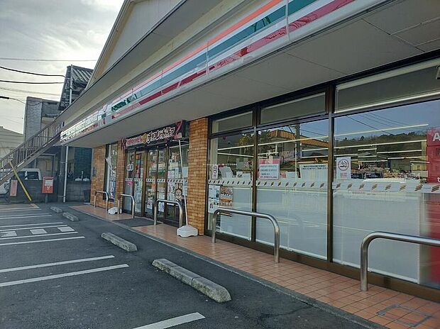 セブンイレブン八王子犬目店（約829m）