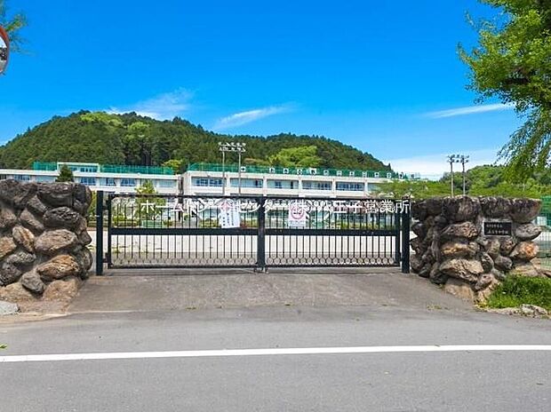 あきる野市立五日市中学校（約1,900m）