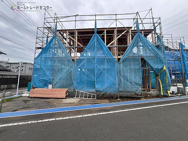 【現地外観写真】☆2号棟☆
一戸建ての大きなメリットは、「自分の土地」を自由に使えること。好きなペットが飼えるほか、ガーデニングやＤＩＹ、車やバイクの手入れなど様々な趣味を楽しめます♪