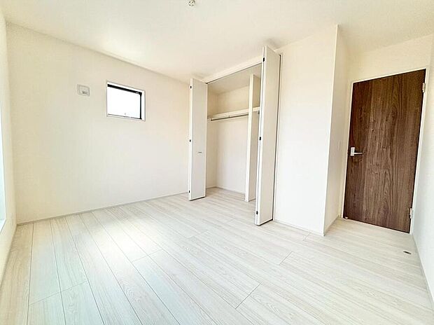 【リビング以外の居室】各部屋に便利な収納スペースを用意。お部屋がすっきり片付きます。