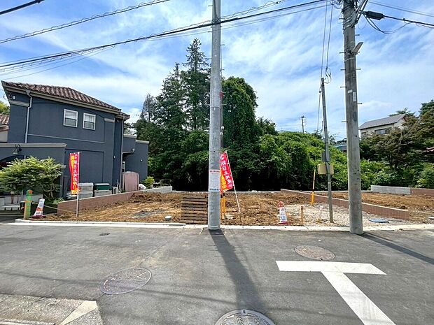 【前面道路含む現地写真】カースペース2台分(車種による)ございますので、通勤で車をお使いの方にもオススメ◎