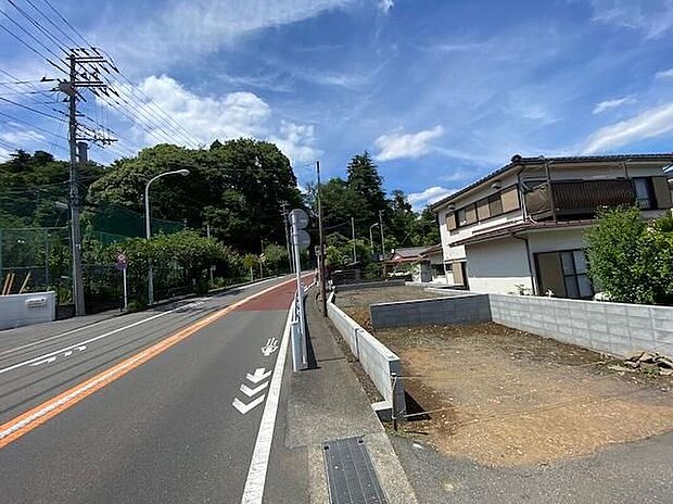 【前面道路含む現地写真】～高断熱＋省エネのZEH水準住宅～　食洗機や浴室換気乾燥機など嬉しい設備も充実しています♪
