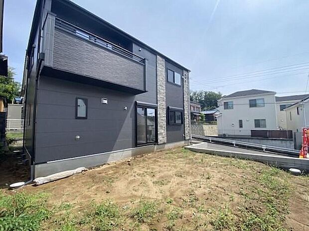 【庭】ガーデニングや家庭菜園、お子さまの遊び場など、多目的に活用できるお庭を備えています。
