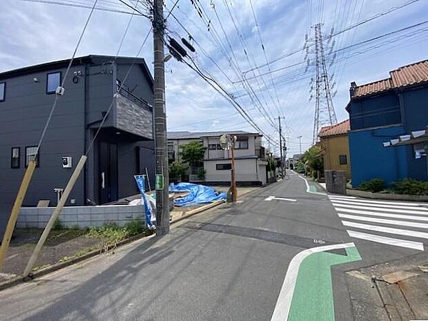 【前面道路含む現地写真】穏やかな住宅街の一角に。程よい静けさと、ご近所との温かなつながりが育まれる、居心地の良い住環境です。