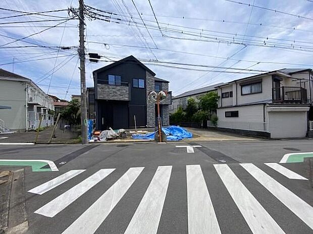 【前面道路含む現地写真】この街とこの家で暮らしたくなる魅力が満載。利便性と自然、周辺環境の心地よさは写真や文章では伝えきれません。日々の動線や採光、周辺施設との距離感まで、ぜひ現地でご体感ください。