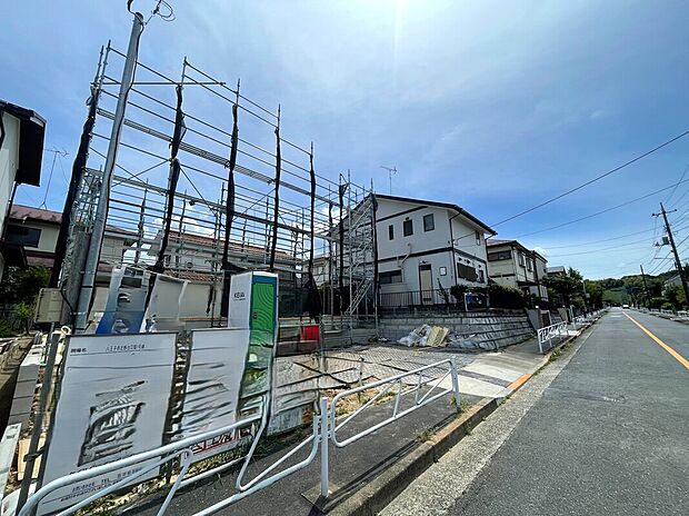 【前面道路含む現地写真】静かな住宅街に佇む、落ち着きのある住環境。程よい距離感が心地よく、穏やかで安心感のある暮らしがここから始まります。