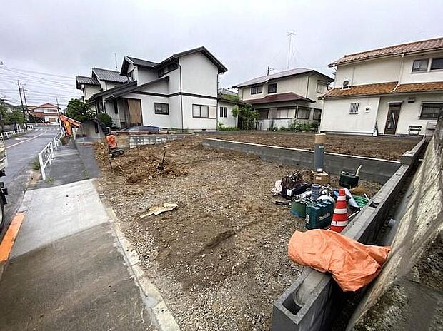 【現地外観写真】低層住宅を中心とした落ち着いた街並みが広がるエリアです。静かで開放感のある暮らしを叶えます。