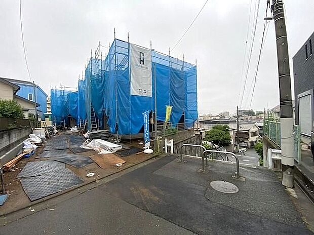 【前面道路含む現地写真】休日にご家族揃ってご見学はいかがでしょうか♪実際の現地を見てみると図面などではわからない、新たな発見もありますのでまずはお気軽にお問い合わせください♪