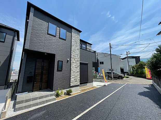 【前面道路含む現地外観写真】(1号棟)一戸建ての大きなメリットは、「自分の土地」を自由に使えること。好きなペットが飼えるほか、ガーデニングやDIY、車やバイクの手入れなど様々な趣味を楽しめます♪