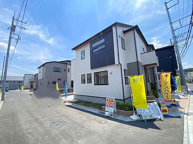 【前面道路含む現地写真】14号棟
☆休日にご家族揃ってご見学はいかがでしょうか♪実際の現地を見てみると図面などではわからない、新たな発見もありますのでまずはお気軽にお問い合わせください♪