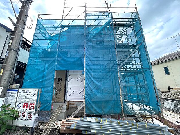 【現地外観写真】1号棟 今なら建築中の様子をご覧になることができます♪現地をご覧いただきながら、住まいの夢をお聞かせください。