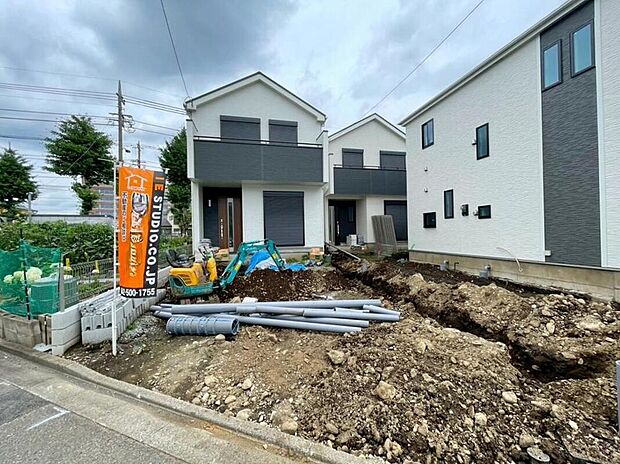 【現地外観写真】一戸建ての大きなメリットは、「自分の土地」を自由に使えること。好きなペットが飼えるほか、ガーデニングやDIY、車やバイクの手入れなど様々な趣味を楽しめます♪