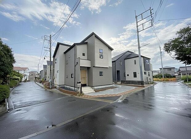 【現地外観写真】1号棟◇訪れる人を優しく迎える、スタイリッシュな玄関。この街で・この家で暮らしたいと思わせる理由を是非現地でお確かめ下さい。