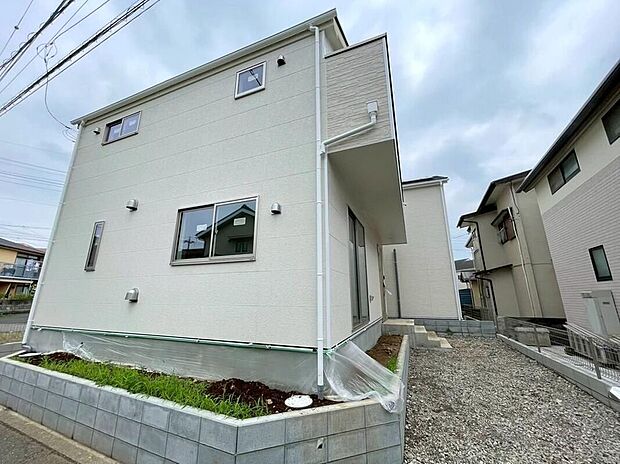 【現地外観写真】現地(2026年7月)撮影 太陽光発電システムを搭載した住まい。環境にも家計にも優しい、スマートな暮らしが始まります。