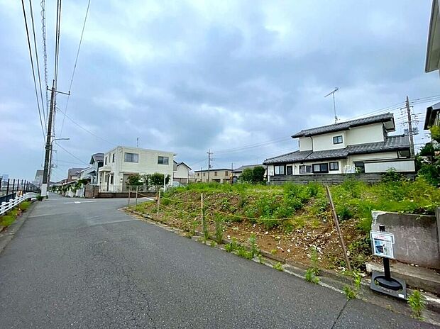 【前面道路含む現地写真】周りは静かでゆとりある住環境の第一種手層住居専用地域のため、暮らしやすいエリア。スーパーやコンビニ、ドラッグストアも徒歩10分圏内に揃う、生活利便と住環境のバランスが良好の立地です。