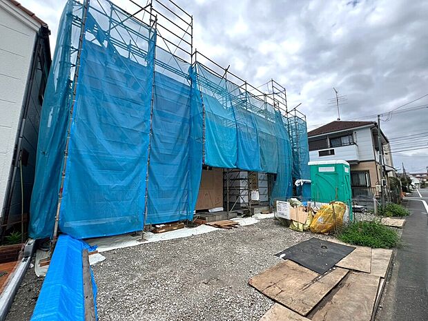 【前面道路含む現地写真】1号棟 2号棟 住宅ローンに関してもお任せ下さい♪〇頭金、自己資金無しでも購入できます〇マイカーローン、カードローンを住宅ローンでおまとめ可〇家具、家電、引っ越し費用も借入可〇勤続年数1年未満可