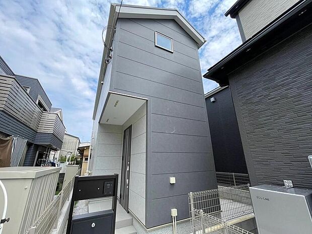 【現地外観写真】1号棟
1棟1棟違った表情を持つ、豊かなデザイン。
四季の移り変わりを感じられる贅沢な空間。緑の潤いを感じられる環境でホッと生活できそうです。