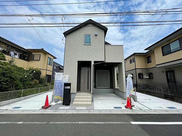【駐車場】2号棟
立地条件を活かして車庫の一部をビルトインに。車の乗り降りに便利です。
お車から玄関までの距離が近いのでたくさんお買い物をした日も大丈夫♪雨の日も最小限の被害ですみます。