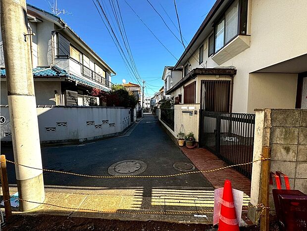 車通りの少ない閑静な住宅街。陽当りや周辺環境、駅までの道のり等実際にご覧ください。