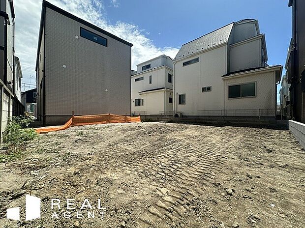 【現地外観】スーパー、コンビニ、ドラックストアなど生活利便施設も充実で、快適な日常を送れます。