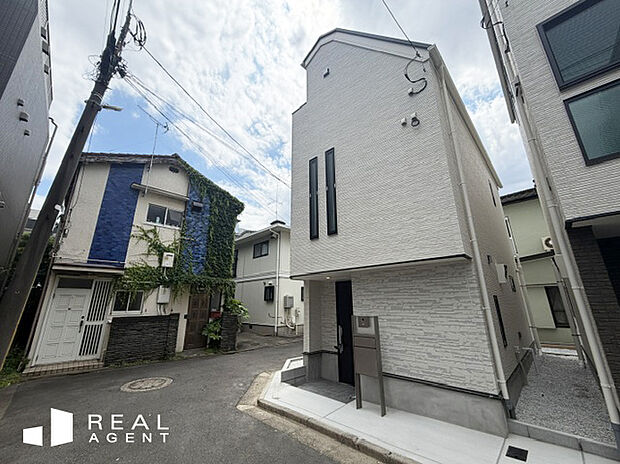 【現地外観写真】不動産をご購入する上で道路付けはとても重要です。方位も大切ですが、建築基準法上のどの様な道路なのか、しっかりとご説明をさせて頂きます。