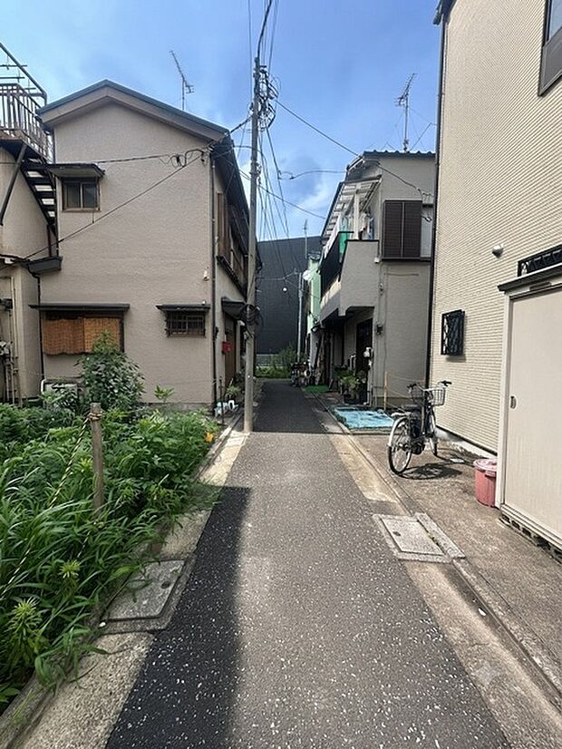 【現地前面道路】不動産をご購入する上で道路付けはとても重要です。
方位も大切ですが、建築基準法上のどの様な道路なのか、しっかりとご説明をさせて頂きます。