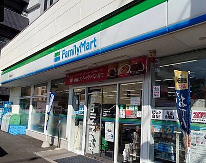 ファミリーマート下馬駒沢通り店 350ｍ