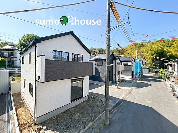 洗練されたモノトーン外観が印象的な新築戸建。前面道路も広く開放感があり、自然豊かな住環境で穏やかな暮らしを叶えます。