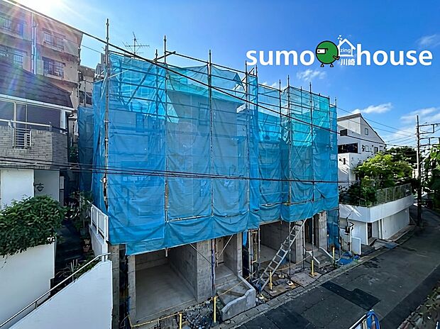 東急田園都市線宮崎台駅エリアに誕生する全2棟の新邸。ライフやローソンが徒歩圏内に揃い、毎日のお買い物が快適です。保育園や公園も近く、子育て世帯がのびのびと暮らせる充実の住環境です。