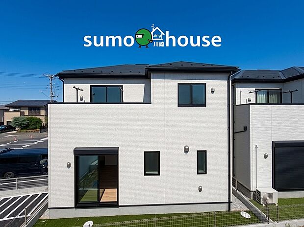 白を基調とした外壁に黒のサッシや屋根が引き立つ、モダンで洗練された外観デザイン。窓の配置にもこだわり、プライバシーを守りながら室内にしっかりと光を取り込む設計となっています。