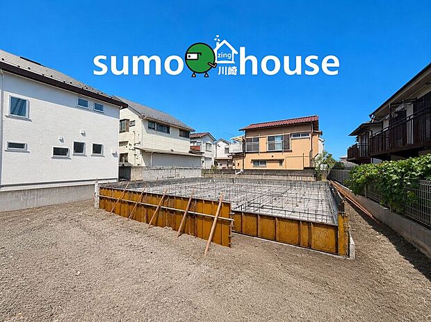 建物をしっかりと支える、緻密で強固な基礎配筋。見えなくなる部分だからこそ、丁寧な施工が光ります。