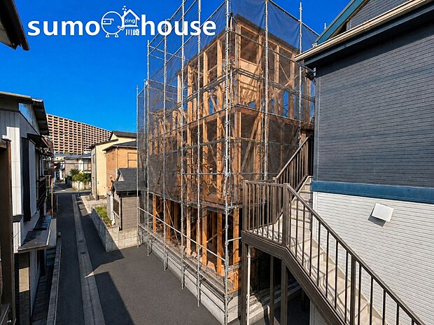 青空のもと着々と工事が進む建築現場。住まいの骨組となる柱や梁をチェックできるのは今だけの特別なチャンスです。確かな施工クオリティと完成への期待感をぜひ現地でお確かめください。