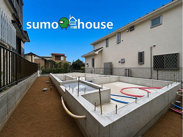 青空が広がる閑静な住宅街。しっかりとした基礎工事が進んでおり、ここから理想のマイホームづくりがスタートします。陽当りも良好で、明るい新生活が想像できる好立地です。