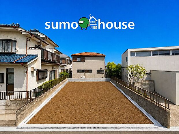 敷地全体を見渡せる現地写真。陽当たりの良い明るい環境で、理想の住まいを思い描けるゆとりある空間です。