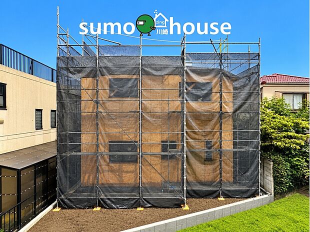 前面にゆとりある敷地が広がる開放感豊かな住まい。隣家との距離も確保されており、陽光が心地よく届きます。建築中の丁寧な施工様子を直接ご覧いただけるため、これから完成する理想の住まいへの期待が膨らみます。