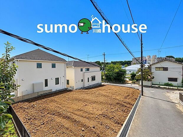 高台から街並みを望む開放的なロケーション。青空が広がる明るい現地で、心地よい暮らしをイメージできます。