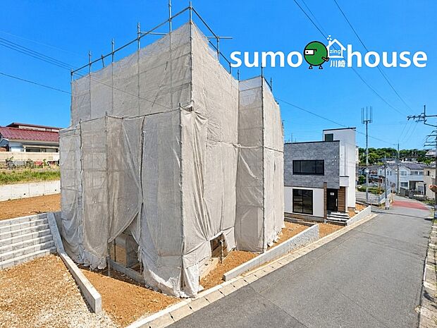 青空に映えるスタイリッシュな外観。角地ならではの開放感があり、周囲の街並みと調和した美しい佇まいです。