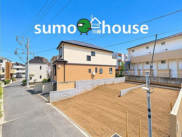 ゆとりを感じる整形された現地。建物完成後の住まいをイメージしながら、敷地の広さや隣地との距離感をご覧いただけます。