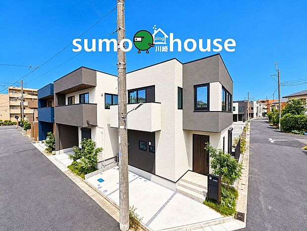 白とグレーの美しいコントラストが目を引く、スタイリッシュな外観。立体感のある建物デザインと落ち着いた色合いが上質な住まいを演出。整備された街並みに調和する、洗練された邸宅です。