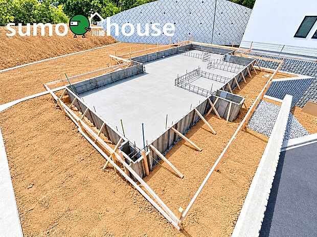 建築工事が進む現地の様子です。住まいをしっかりと支える基礎部分をご覧いただけます。新しい暮らしの完成が楽しみになる一枚です。